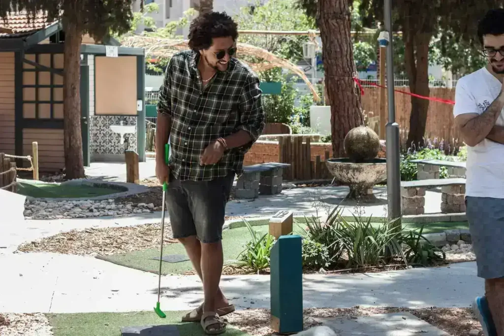 שחקנים במיני גולף בפארק, פעילות משפחתית מגבשת ומהנה לשבת זוגות או ימי גיבוש לעובדים.