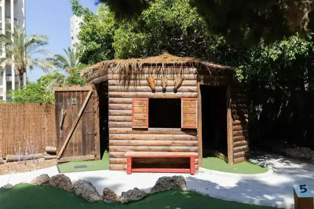 בתי עץ במיני גולף, מקום אידיאלי לפעילות משפחתית מגבשת בשבת או ימי גיבוש לעובדים.